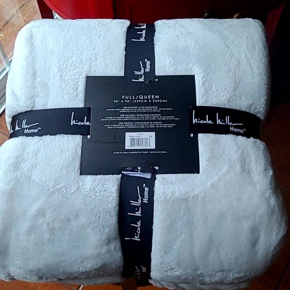 Nicole Miller Full/Queen Blanket - Picture 2 of 5